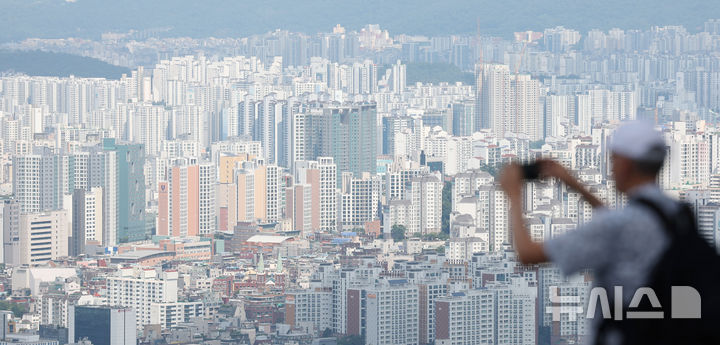 [서울=뉴시스] 김진아 기자 = 지난 8월 둘째주 서울 아파트값이 평균 0.32% 오르며 5년 11개월 만에 최대 폭으로 상승했다.  한국부동산원에 따르면 8월 둘째 주(12일 기준) 서울 아파트 매매 가격은 평균 0.32% 오르며 21주 연속 상승세를 이어갔다. 상승폭은 전주(0.26%) 대비 0.06%포인트 확대됐다. 2018년 9월 둘째 주(0.45%) 이후 5년 11개월 만에 가장 높은 상승률이다. 18일 서울 중구 남산에서 서울 아파트 단지가 보이고 있다. 2024.08.18. bluesoda@newsis.com