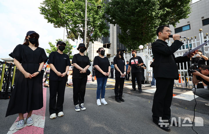 [서울=뉴시스] 황준선 기자 = 신정권 티메프 피해자 연합 비상대책위원장이  18일 오후 서울 종로구 금융위원회가 위치한 정부서울청사 앞에서 티메프 사태 피해자 단체원 주최로 열린 '모두가 예비 피해자, 특별법 제정 요구합니다' 검은우산 집회에서 피해자 연합 비상대책위원회 출범 선언을 하고 있다. 2024.08.18. hwang@newsis.com