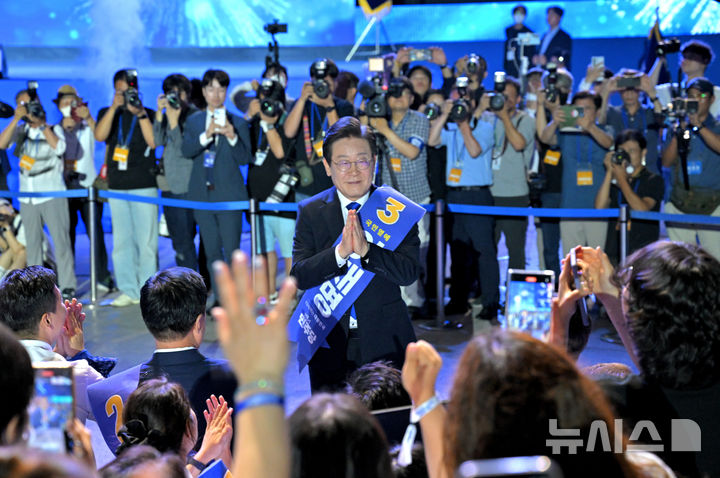 [서울=뉴시스] 고승민 기자 = 연임에 성공한 이재명 더불어민주당 대표가 18일 오후 서울 송파구 올림픽공원 KSPO돔에서 열린 제1차 정기전국당원대회에서 인사하고 있다. (공동취재) 2024.08.18. photo@newsis.com