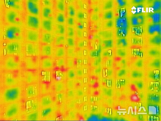 [서울=뉴시스] 황준선 기자 = 서울에 관측 이래 최장 기간 열대야가 지속되고 있는 18일 저녁 열화상 카메라로 바라본 서울 종로구의 한 아파트 모습. 가동 중인 에어컨 실외기와 외벽은 붉게, 실내는 푸르게 보이고 있다. 열화상 카메라로 촬영한 사진은 온도가 높을수록 붉은색, 낮을수록 푸른색을 나타낸다. 2024.08.18. hwang@newsis.com