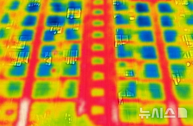 [서울=뉴시스] 황준선 기자 = 서울에 관측 이래 최장 기간 열대야가 지속되고 있는 18일 저녁 열화상 카메라로 바라본 서울 종로구의 한 아파트 모습. 가동 중인 에어컨 실외기들은 붉게, 실내는 푸르게 보이고 있다. 2024.08.18. hwang@newsis.com
