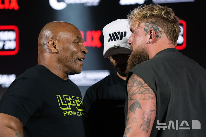 [알링턴=AP/뉴시스] '핵주먹' 마이크 타이슨(왼쪽)과 유튜버 제이크 폴이 지난 3월16일 텍사스 알링턴에서 열린 기자회견에서 신경전을 벌이고 있다. 2024.8.20.