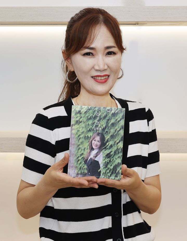 트로트 가수 김채연씨가 자신의 첫 앨범을 들고 활짝 웃고 있다 (사진=칠곡군 제공) *재판매 및 DB 금지