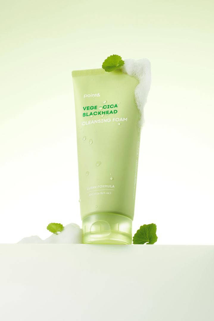 [서울=뉴시스] 생활뷰티기업 애경산업의 클린 케어 브랜드 '포인트앤(point&)'에서 세안 후 촉촉함을 남겨주는 '베지 시카 뽀득 클렌징 폼'을 출시했다고 19일 밝혔다. (사진=애경산업 제공) *재판매 및 DB 금지