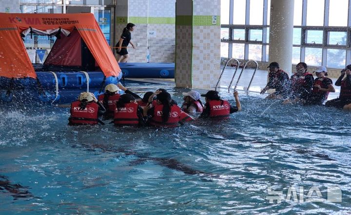 [서울=뉴시스] 권신혁 기자 = 한국청소년활동진흥원의 여름철 수상레저 프로그램. (사진 = 한국청소년활동진흥원 제공) 2024.08.19. innovation@newsis.com