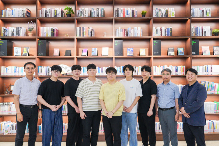 [울산=뉴시스] UNIST 연구진. 사진 왼쪽부터 김진영 교수, 윤창현 연구원, 송지원 연구원, 신윤섭 박사(제1저자), 이재휘 연구원(제1저자), 이동민 연구원, 김민성 연구원, 이근식 교수, 김동석 교수 *재판매 및 DB 금지