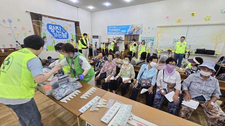 [부산=뉴시스] 국제의료봉사단체 그린닥터스재단과 온병원그룹은 주말인 지난 17일 해발 600미터 고지대에 위치한 전북 남원시 운봉읍 서천리에서 의료봉사 활동을 펼쳤다. (사진=그린닥터스 제공) 2024.08.19. photo@newsis.com *재판매 및 DB 금지