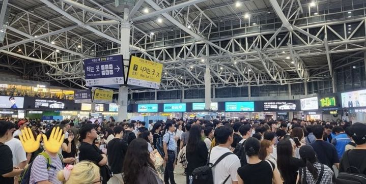 [서울=뉴시스] 한 온라인커뮤니티에는 '오늘 KTX 탈선 사고로 인한 부산역 상황'이라는 제목의 글이 올라왔다.(사진=온라인 커뮤니티 갈무리) *재판매 및 DB 금지