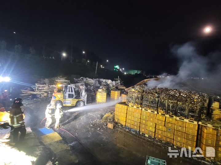 [충주=뉴시스] 지난 18일 오후 충북 충주시 칠금동 한 농작물 창고에서 불이나 10억원의 재산피해가 났다. (사진= 충주소방서 제공) 2024.08.19. photo@newsis.com *재판매 및 DB 금지