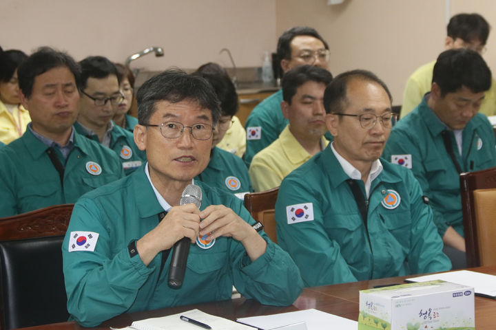 [울산=뉴시스] 천창수 울산시교육감은 19일 전 간부들이 참석한 을지연습 최초 상황 보고 회의에서 연습 상황을 점검한 후 코로나19 확산과 관련해 예방 중심의 선제적 대응을 주문하고 있다. (사진=울산시교육청 제공) 2024.08.19. photo@newsis.com *재판매 및 DB 금지