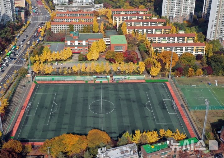 [광명=뉴시스] 광명시 하안동 국유지 전경. 부지 중간부터 뒷편 빨간 지붕 건물은 여성근로청소년용 임대아파트인 보람채아파트, 중간 초록색 지붕 건물은 서울시립근로청소년복지관, 앞편은 복지관 운동장.(사진=광명시 제공)2024.08.19.photo@newsis.com