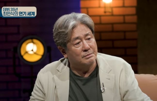 [서울=뉴시스] 지난 17일 방송된 손석희의 '질문들'에서 최민식은 "지금 1만5000원인데 스트리밍 서비스 앉아서 여러 개 보지 발품 팔아서 (영화관 가겠느냐)"면서 "이런 현실적인 부분을 저희끼리도 얘기한다"고 말했다. (사진=유튜브 갈무리) *재판매 및 DB 금지
