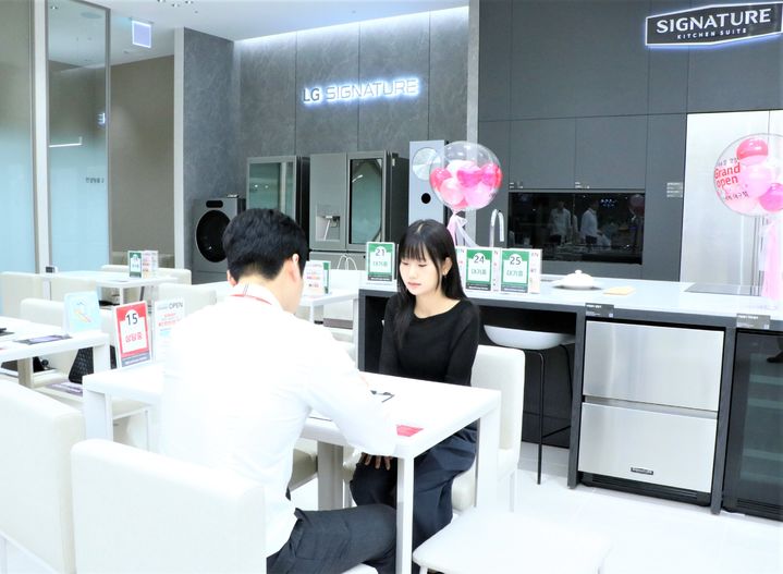 [대구=뉴시스] 대구 신세계백화점 7층 'LG전자'가 리뉴얼 오픈했다. (사진=대구 신세계백화점 제공) 2024.08.19. photo@newsis.com *재판매 및 DB 금지