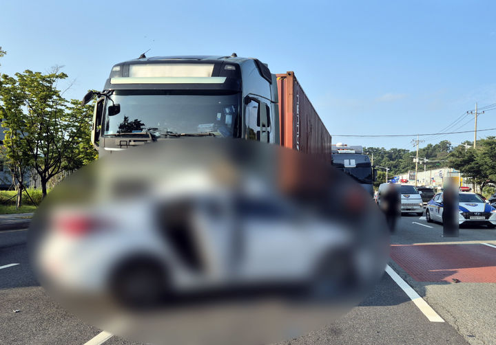 [부산=뉴시스] 19일 오전 오전 7시께 부산 강서구의 한 도로에서 진로를 변경하던 탱크로리 차량이 승용차를 추돌했다. (사진=부산경찰청 제공) 2024.08.19. photo@newsis.com *재판매 및 DB 금지