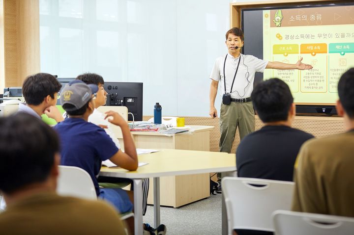 KB증권은 여름방학 기간 동안 결식 우려 아동을 대상으로 도시락을 후원하고 경제금융교육을 실시했다고 19일 밝혔다. (사진=KB증권 제공) photo@newsis.com  *재판매 및 DB 금지