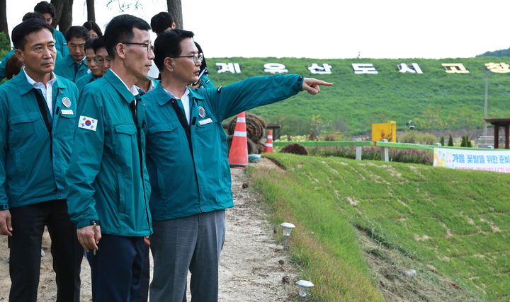 주민과의 소통 강화를 위해 19일 주요 사업장 및 수확철 영농현장을 방문 중인 심덕섭 고창군수(오른쪽)가 노동골 꽃정원 현장을 찾아 현장을 점검하고 있다. *재판매 및 DB 금지