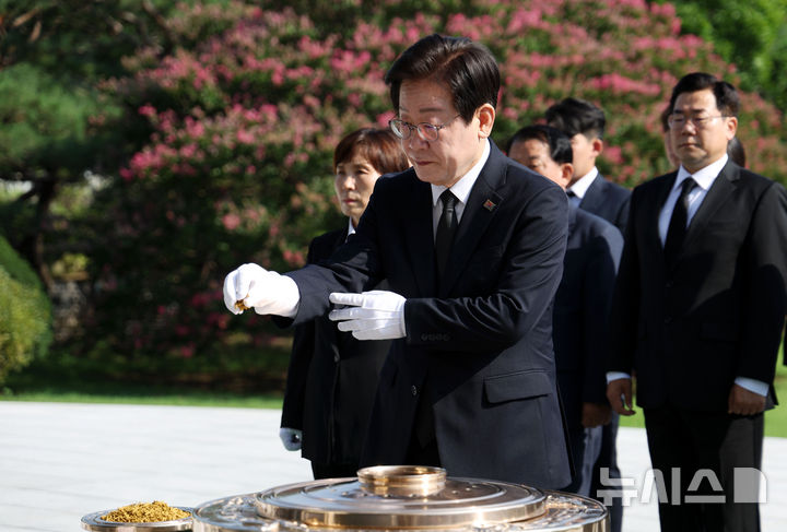 [서울=뉴시스] 홍효식 기자 = 이재명 더불어민주당 대표가 19일 서울 동작구 국립서울현충원을 찾아 분향하고 있다. 2024.08.19. yesphoto@newsis.com