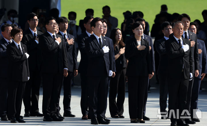 [서울=뉴시스] 홍효식 기자 = 이재명 더불어민주당 대표가 19일 서울 동작구 국립서울현충원을 찾아 참배를 위해 현충탑으로 향하고 있다. 2024.08.19. yesphoto@newsis.com