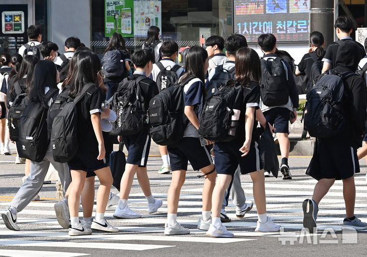 [수원=뉴시스] 김종택 기자 = 경기도내 초 ·중 ·고등학교가 개학한 지난달 19일 경기도 수원시 영통구 망포동에서 학생들이 등교를 하고 있다. 2024.09.11. jtk@newsis.com