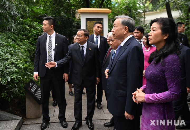 [광저우=신화/뉴시스] 또 럼 베트남 공산당 서기장이 18일 광둥성 광저우에서 팜 홍 타이 베트남 혁명 열사의 묘지를 방문하고 있다. 그는 1924년 광저우에서 사망했다. 2024.08.19. 