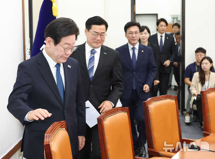 [서울=뉴시스] 고승민 기자 = 이재명 더불어민주당 대표, 박찬대 원내대표, 김민석 등 최고위원들이19일 서울 여의도 국회에서 열린 최고위원회의에 참석하고 있다. 2024.08.19. kkssmm99@newsis.com