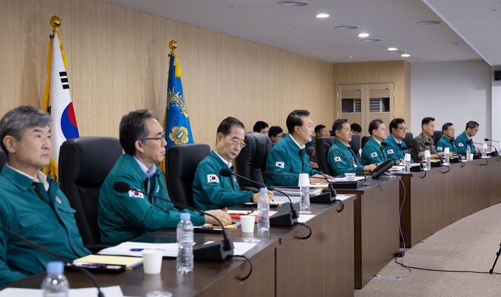 [서울=뉴시스] 최진석 기자 = 윤석열 대통령이 19일 서울 국가안보실 위기관리센터에서 을지 국가안전보장회의(NSC)를 주재하고 있다. (사진=대통령실 제공) 2024.08.19. photo@newsis.com *재판매 및 DB 금지