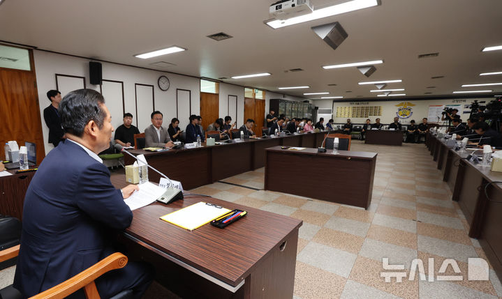 [의왕=뉴시스] 국회사진기자단 = 정청래 국회 법제사법위원회 위원장이 19일 오전 경기 의왕시 서울구치소 회의실에서 열린 법제사법위원회 서울구치소 현장검증 회의에서 장시호씨에 대한 출정기록을 질의하고 있다. 2024.08.19. photo@newsis.com