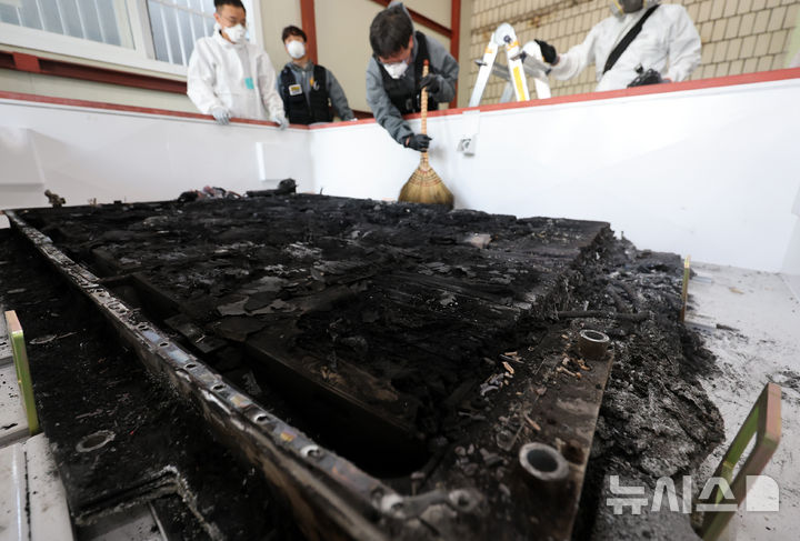 [인천=뉴시스] 전진환 기자 = 인천 청라국제도시의 한 아파트 지하주차장 화재 전기차량에 대한 3차 합동감식이 실시된 지난해 8월 인천 서구 서부경찰서에서 벤츠 기술진의 참관하에 국과수, 경찰, 소방 합동 감식반이 불타버린 배터리 모듈을 감식하고 있다. 2024.08.19. amin2@newsis.com