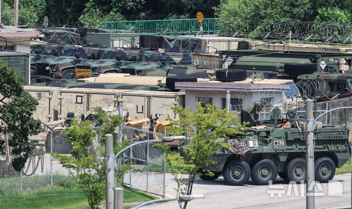 [동두천=뉴시스] 김근수 기자 = 을지 자유의 방패(UFS·을지프리덤실드) 연합연습 시행 첫날인 19일 경기 동두천시 한 미군 차고지에서 한 미군 장갑차가 이동하고 있다. 2024.08.19. ks@newsis.com