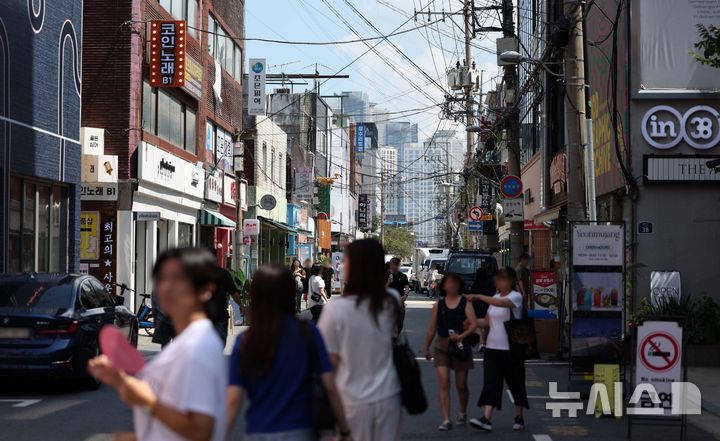 [서울=뉴시스] 김선웅 기자 =  서울 소재 상가 밀집지역의 모습. 2024.08.19. mangusta@newsis.com