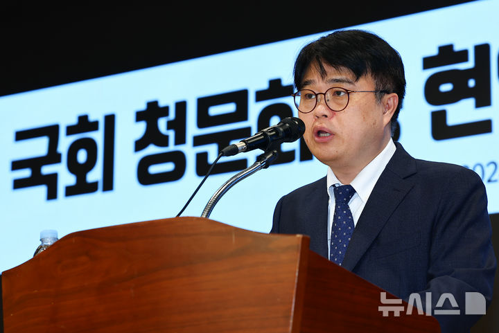 [서울=뉴시스] 김근수 기자 = 임현택 대한의사협회 회장이 19일 서울 용산구 대한의사협회에서 열린 복지위-교육위 연석 청문회에 대한 기자회견에서 기자회견문을 발표하고 있다. 2024.08.19. ks@newsis.com