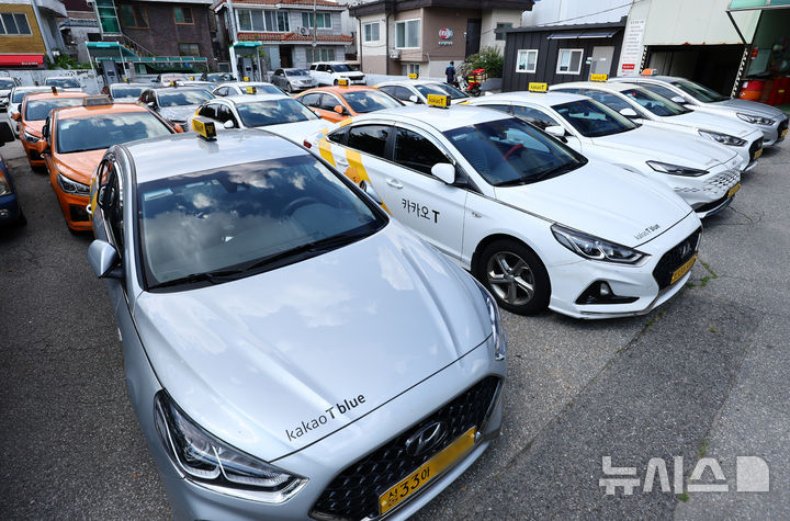 [서울=뉴시스] 근로계약상의 소정근로시간을 해마다 30분씩 늘렸다가 줄이는 식으로 임금을 정한 울산 소재 택시회사가 기사들에게 체불임금을 물어주게 됐다. 대법원은 최저임금법 위반이라고 판단했다. 서울 시내 한 택시 차고지에 택시들이 주차돼 있다. 사진은 기사 내용과 관련 없음. (사진=뉴시스DB). 2026.08.19. photo@newsis.com