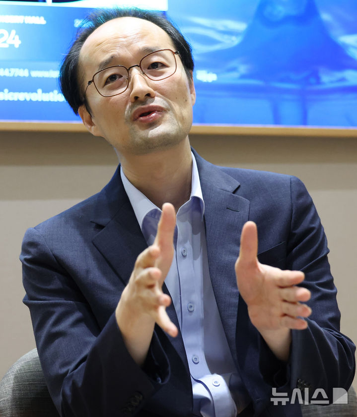 [서울=뉴시스] 추상철 기자 = 지휘자 최희준이 19일 오후 서울 송파구 롯데콘서트홀에서 열린 '2024 클래식 레볼루션' 라운드테이블에서 취재진의 질문에 답변하고 있다. 지휘자 최희준은 내달 8일 '2024 클래식 레볼루션'에서 피아니스트 김태형, 수원시향과 함께 베토벤 작품을 선보인다. 2024.08.19. scchoo@newsis.com