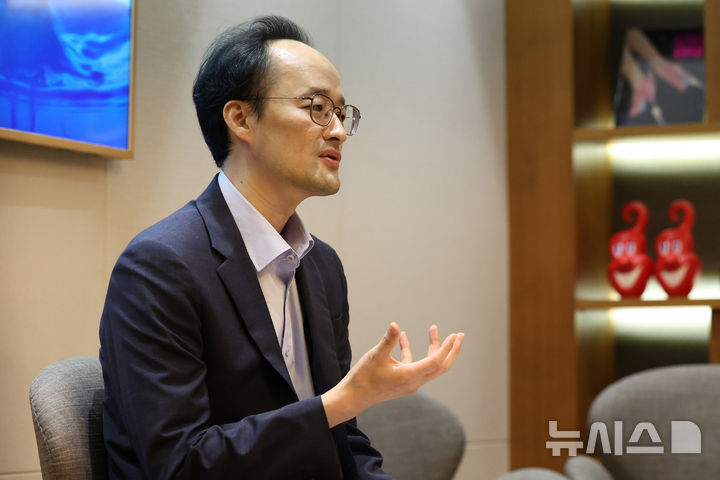 [서울=뉴시스] 추상철 기자 = 지휘자 최희준이 19일 오후 서울 송파구 롯데콘서트홀에서 열린 '2024 클래식 레볼루션' 라운드테이블에서 취재진의 질문에 답변하고 있다. 지휘자 최희준은 내달 8일 '2024 클래식 레볼루션'에서 피아니스트 김태형, 수원시향과 함께 베토벤 작품을 선보인다. 2024.08.19. scchoo@newsis.com