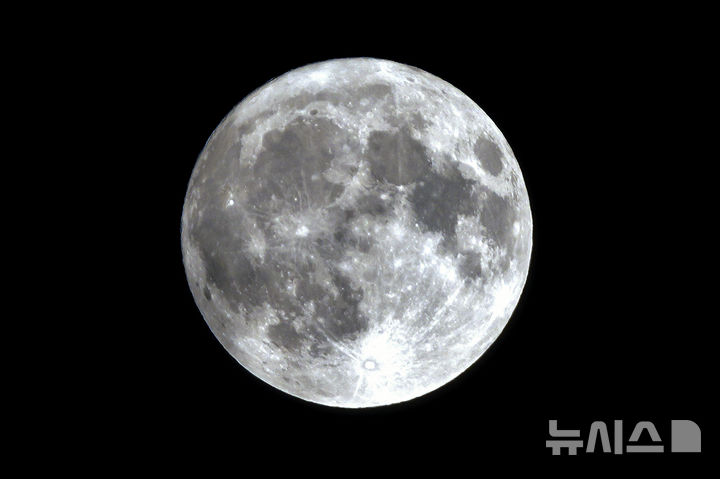 [베이징=AP/뉴시스] 19일 중국 베이징에서 바라본 하늘에 슈퍼문이 떠올라 있다. 2024.08.20.