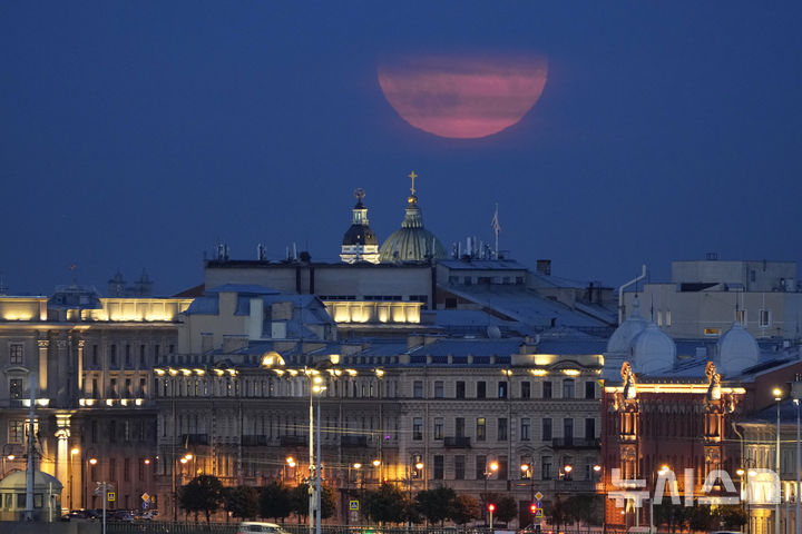 [상트페테르부르크=AP/뉴시스] 19일(현지시각) 러시아 상트페테르부르크 하늘에 슈퍼문이 떠올라 있다. 2024.08.20.