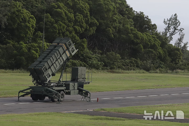 [핑둥=AP/뉴시스] 대만군이 20일 동남부 핑둥에서 첨단 미사일을 동원해 실전 훈련을 실시했다. 이는 중국의 무력 위협에 대응하기 위한 조치로 평가됐다. 사진은 이날 주펑기지에 패트리엇-2 미사일 발사대가 발사 준비 중인 모습. 2024.08.21 