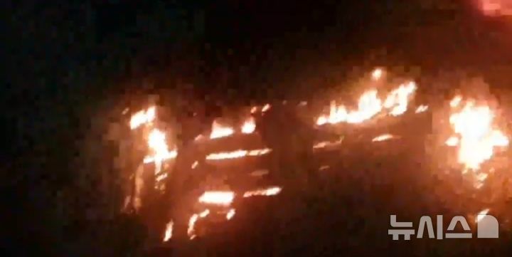 [김포=뉴시스] 정일형 기자 = 김포 가구공장 불. (사진은 김포소방서 제공)