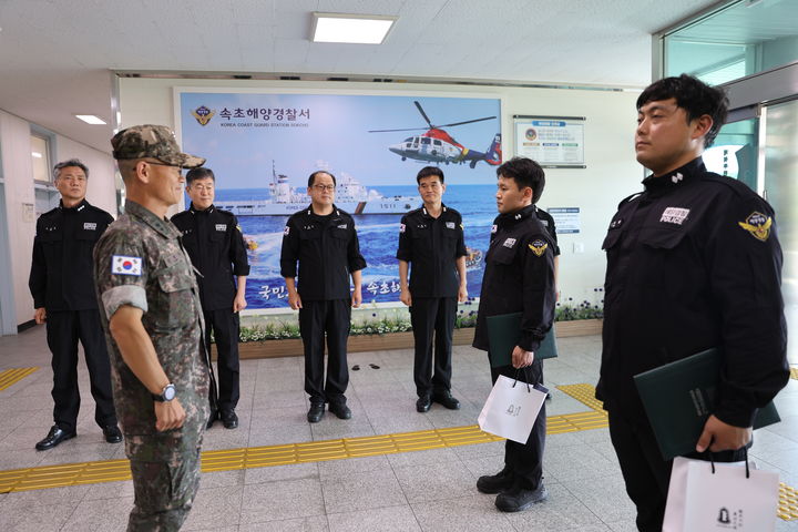 해상 및 해안 경계 작전 임무를 수행하는 속초해양경찰서와 육군 22보병사단 간 긴밀한 상호 협력 체계를 구축한다. 속초해경 제공 *재판매 및 DB 금지