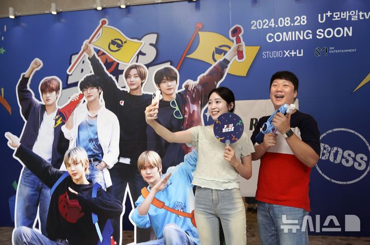 [서울=뉴시스]LG유플러스가 28일까지 MZ세대 복합문화공간 '일상비일상의틈byU+'에서 LG유플러스의 콘텐츠 제작 스튜디오 STUDIO X+U와 SM엔터테인먼트가 함께 제작하는 새 예능 프로그램 'BOSS RIIZE(보스 라이즈)'를 테마로 한 팝업 전시를 진행한다. 사진은 LG유플러스 직원들이 보스 라이즈 팝업 전시를 소개하고 있는 모습. (사진=LG유플러스 제공)