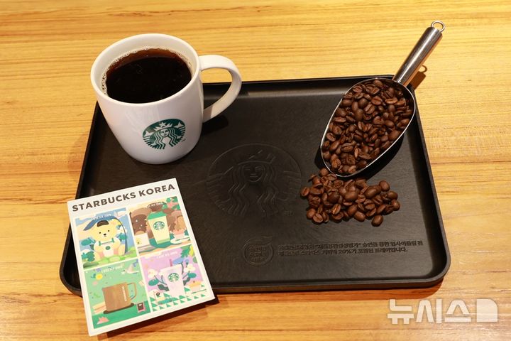 [서울=뉴시스] 스타벅스 NFT 보유자 업사이클링 제품 증정. (사진= 스타벅스 코리아 제공)