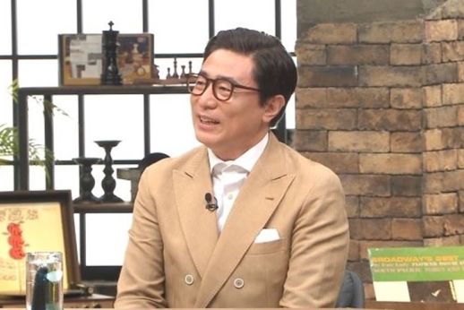 [서울=뉴시스] 22일 방송 예정인 채널A 예능프로그램 '아빠는 꽃중년'에서는 SBS 아나운서 출신의 방송인으로 '엄친아'의 아이콘이라 불리는 김범수가 '57세 꽃대디'로 새롭게 출연했다. (사진=채널A 방송 캡처) *재판매 및 DB 금지