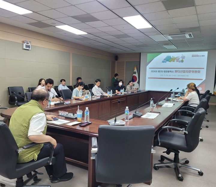 [대전=뉴시스]대전시 뷰티산업자문위원회가 20일 대전세종연구원에서 2차 회의를 갖고 뷰티산업진흥원 설립에 대해 논의하고 있다. 2024. 08. 20 *재판매 및 DB 금지