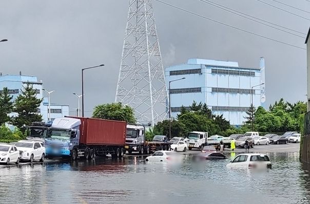 [울산=뉴시스] 박수지 기자 = 20일 오전 울산에 폭우가 내리면서 차량이 침수돼 있다. (사진=울산경찰청 제공) 2024.08.20. photo@newsis.com  *재판매 및 DB 금지