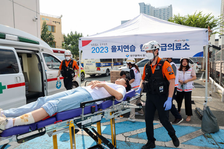 [대구=뉴시스] 대구시 중구는 남산역 대구3호선에서 을지연습 실제 훈련으로 민·관·군·경 합동 테러 대응훈련을 했다. (사진=대구시 중구 제공) 2024.08.20. photo@newsis.com *재판매 및 DB 금지