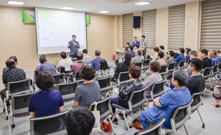 20일 웑강수 원주시장이 봉산동 행정복지센터 3층 회의실에서 주민들에게 삼광지구 공영주차장 조성과 관련된 설명을 하고 있다. *재판매 및 DB 금지