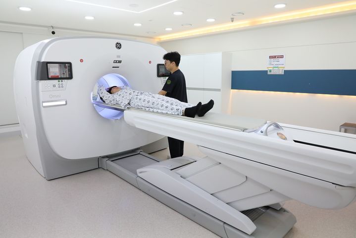 [광주=뉴시스] 전남대학교병원이 전국 대학병원 최초로 최첨단 PET-CT 장비를 도입했다. (사진=전남대병원 제공) 2024.08.20. photo@newsis.com  *재판매 및 DB 금지