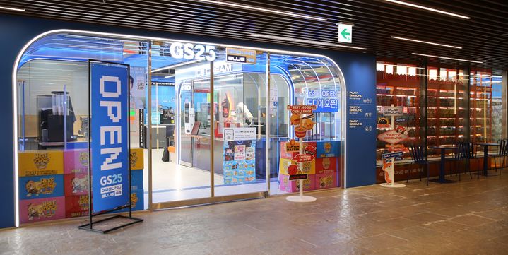 [서울=뉴시스] GS리테일이 운영하는 편의점 GS25가 서울 종로구 관훈동 소재 복합 문화 공간 '안녕인사동' 내에 스마트 기술 기반 미래 체험형 매장 GS25 그라운드블루49점(그라운드블루49)을 오픈한다고 21일 밝혔다. (사진=GS리테일 제공) *재판매 및 DB 금지