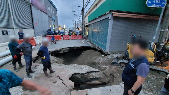 [부산=뉴시스] 20일 오후 부산 사상구 새벽시장 앞 도시철도 공사장 인근 골목에서 지름 5m, 깊이 3m 가량의 싱크홀(땅꺼짐)이 발생했다. *재판매 및 DB 금지