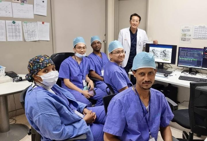 안동병원 조정실에서 해외의료진들이 단체사진을 찍고 있다. (사진=안동병원 제공) *재판매 및 DB 금지